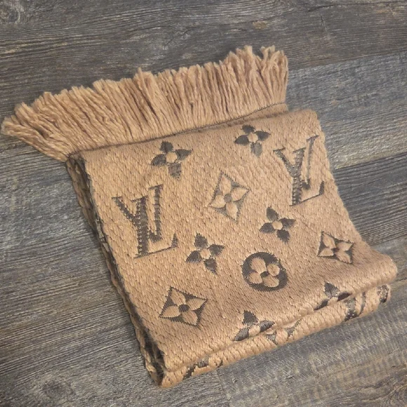 Louis Vuitton Beige and Silver Scarf - Picture 4 of 15
